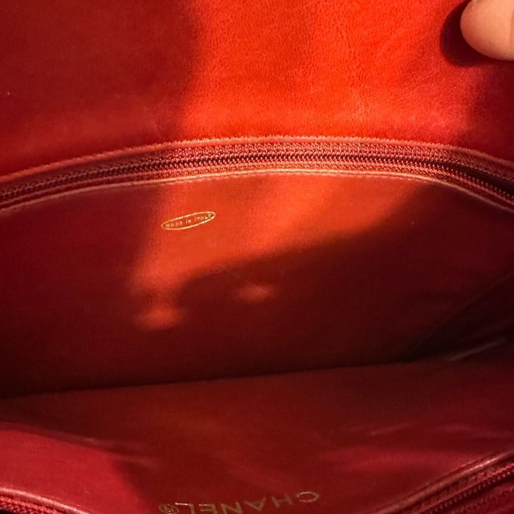 CHANEL Red Shoulder Bag with Timeless Elegance - Picture 14 of 16